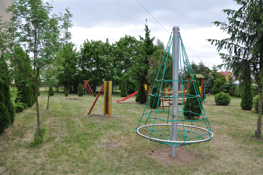 Plac zabaw przy szkole w Narwi