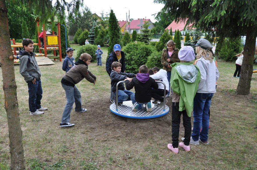 Plac zabaw przy szkole w Narwi