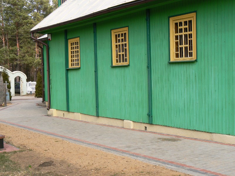 Alejka wokół cerkwi w Tyniewiczach Dużych